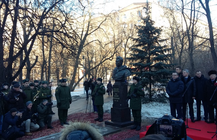 Генералу Черняховскому поставили бюст на улице его имени