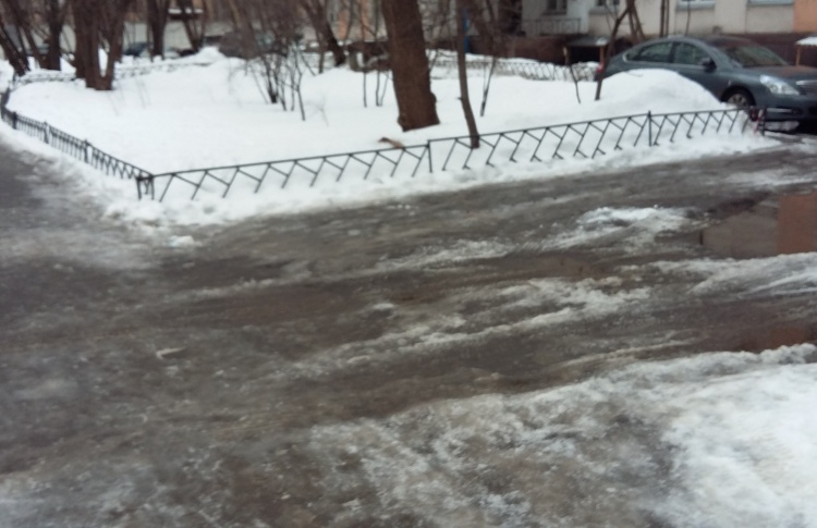 Мосводосток тонет в жалобах горожан на огромные лужи