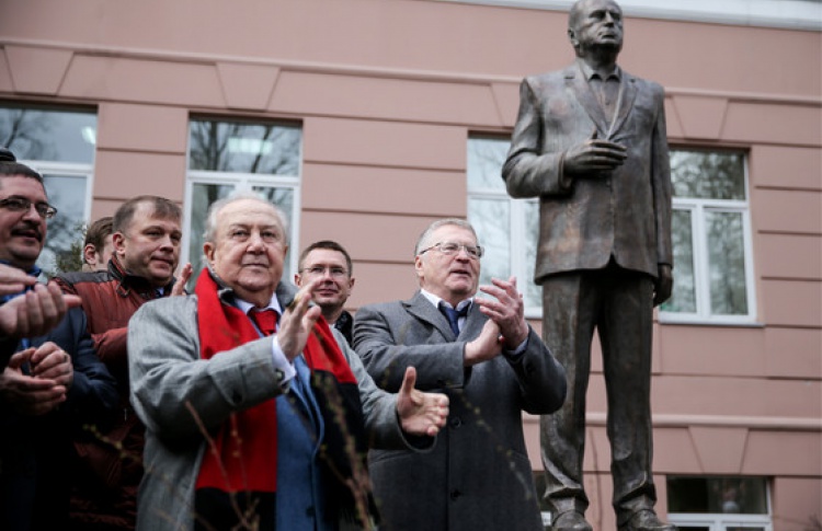 В Москве установлена скульптура Жириновского