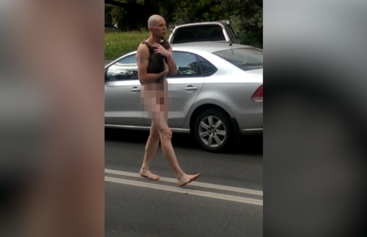 Голый мужчина прогулялся по городу в обнимку с котом