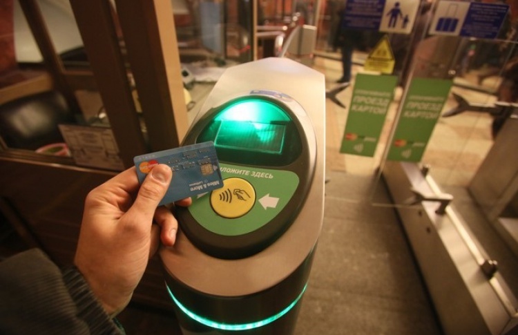 Турникеты в метро оборудуют PayPass