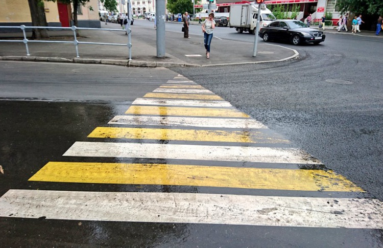 В центре Москвы прохожие обнаружили треугольную «зебру»