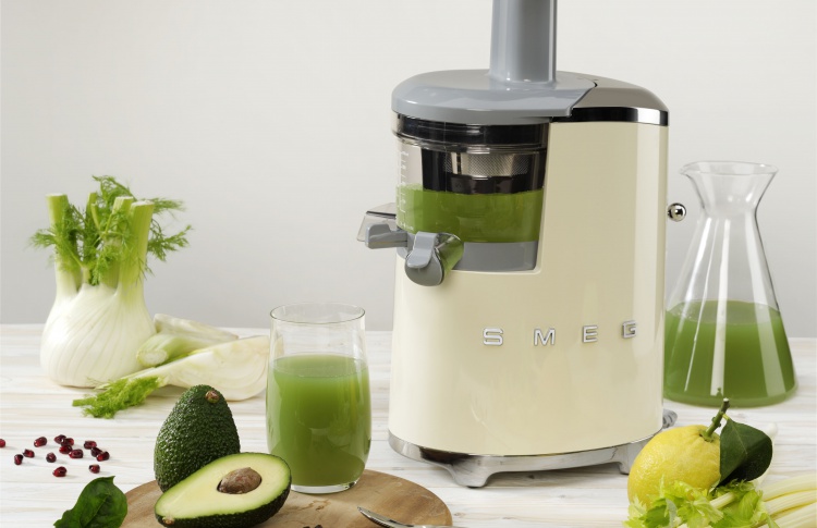 Шнековая соковыжималка от SMEG в стиле 50-х
