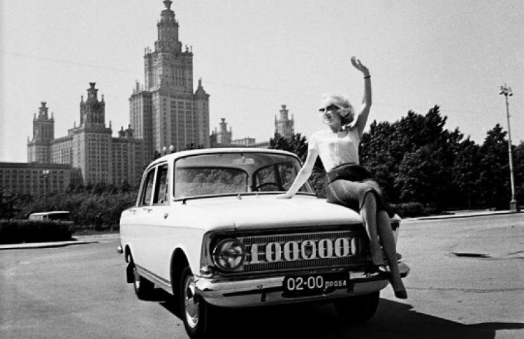 В движении