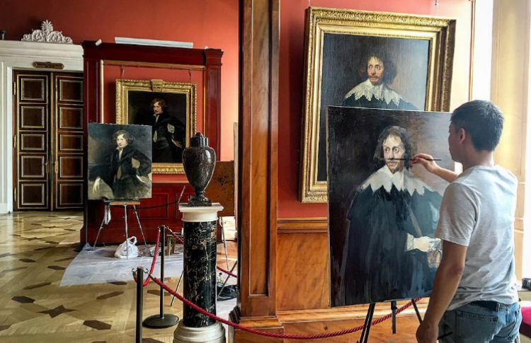Выставка Юрия Молодковца «@HERMITAGE_MUSEUM |Образы музея, снятые мобильным телефоном»