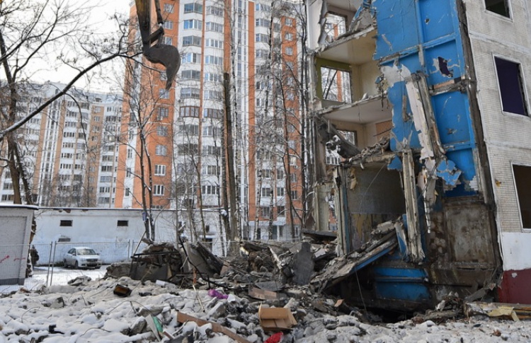 Вчера копали, сегодня сносим: что будет с пятиэтажками в Москве?
