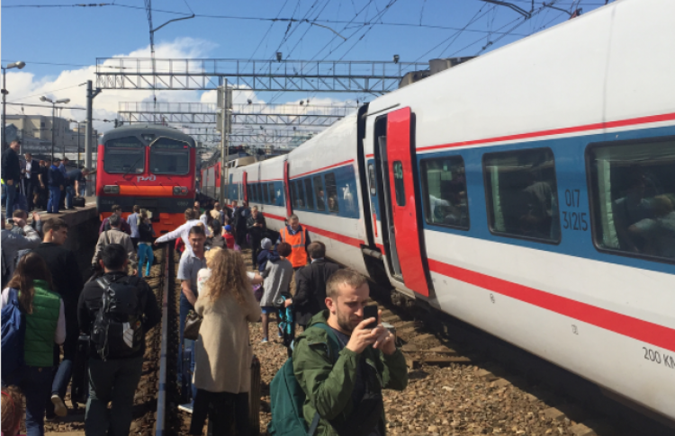 На Курском вокзале в Москве столкнулись поезд и электричка