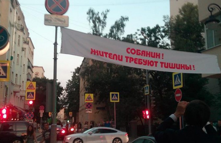 Жители Патриарших просят лишить лицензии местные бары за работу по ночам
