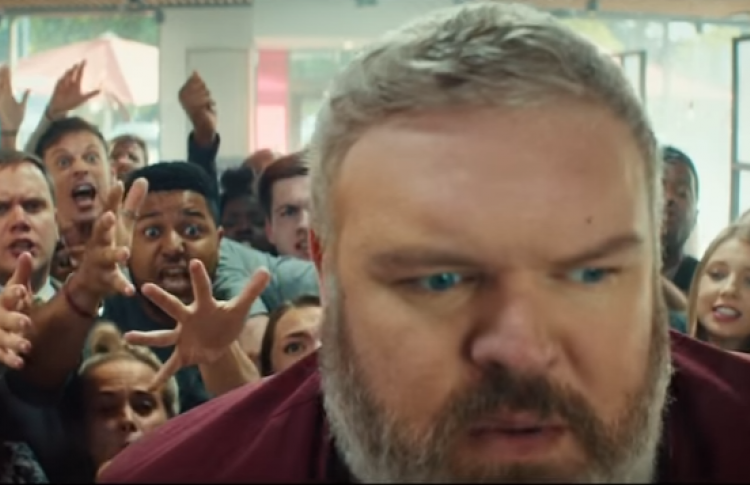 Ходор из «Игры Престолов» сыграл официанта в рекламе KFC