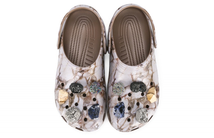 Надо брать: мраморные клоги Crocs Х Christopher Kane