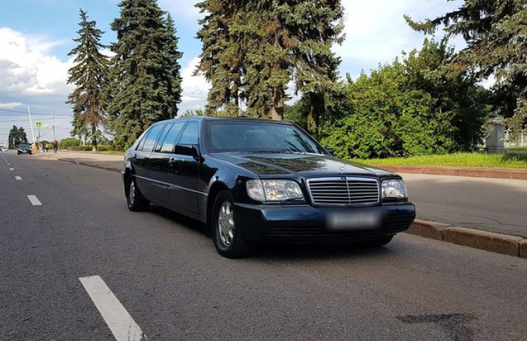 На «Авто.ру» выставили на продажу лимузин Ельцина