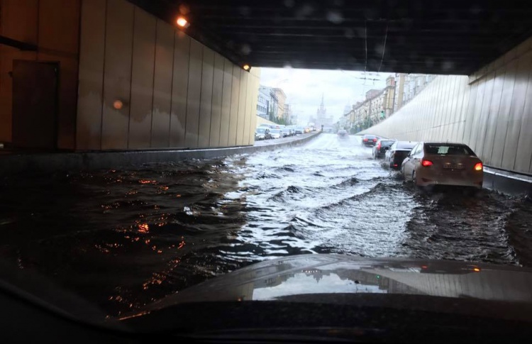 Улицы Москвы затопило после сильной грозы