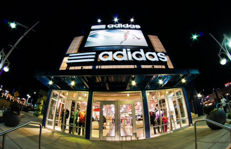 Ритейлер adidas до конца года закроет 160 магазинов в России
