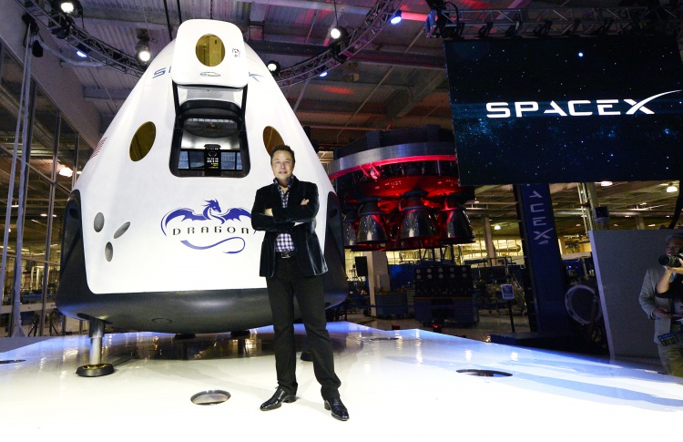 Илон Маск показал первый скафандр SpaceX