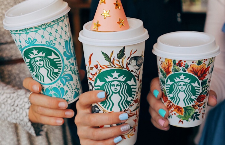 Starbucks представляет лимитированную серию стаканчиков с юбилейным дизайном