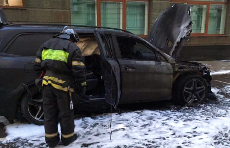 Рядом с офисом адвоката Алексея Учителя сожгли два автомобиля. И разбросали листовки «За „Матильду“ гореть»