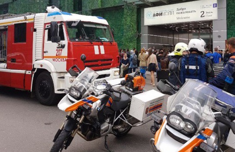 В Москве эвакуируют вокзалы и торговые центры. Онлайн