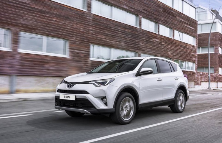 Toyota обновила линейку комплектаций и вернула дизельный двигатель кроссоверу RAV4