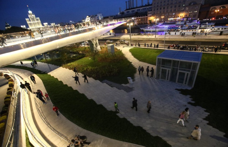 Холодное лето заставило москвичей отказаться от парков и пляжей в пользу интернета