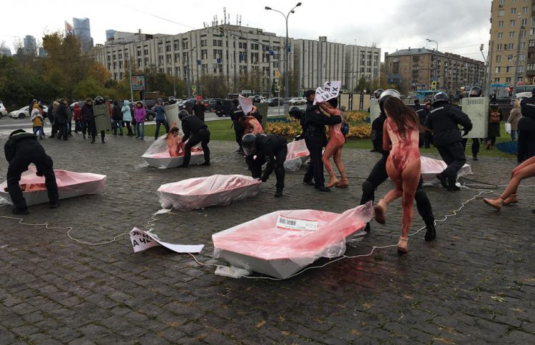 В центре Москвы активистки устроили акцию в лотках для мяса. Их задержала полиция