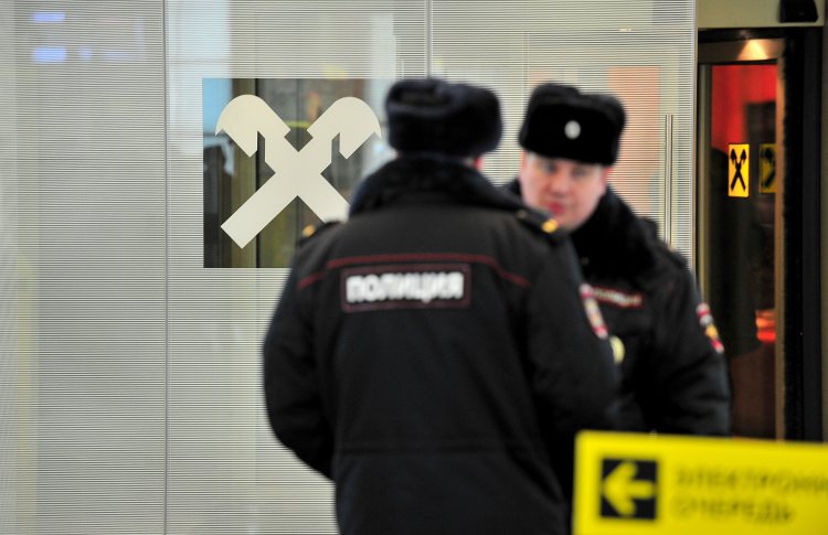 «Райффайзенбанк» эвакуирует все офисы из-за сообщения об угрозе взрыва