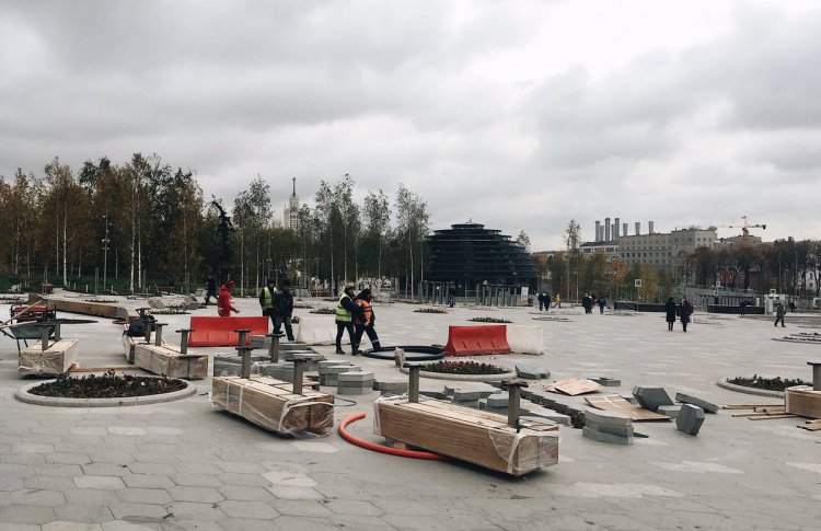 В «Зарядье» начали менять плитку