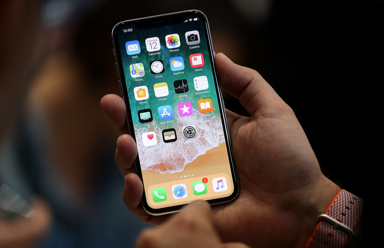 Поставки iPhone X окажутся вдвое меньше запланированных