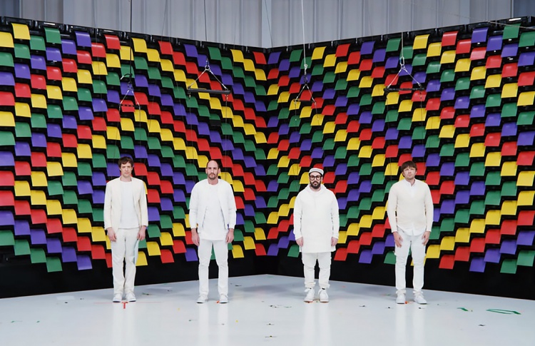 Группа OK Go сняла клип, использовав вместо хромакея офисную бумагу и 500 принтеров