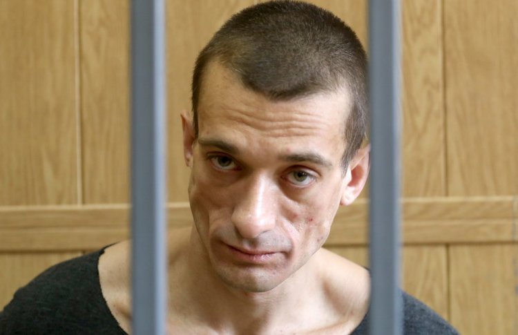 В центре Петербурга нарисовали граффити Петра Павленского