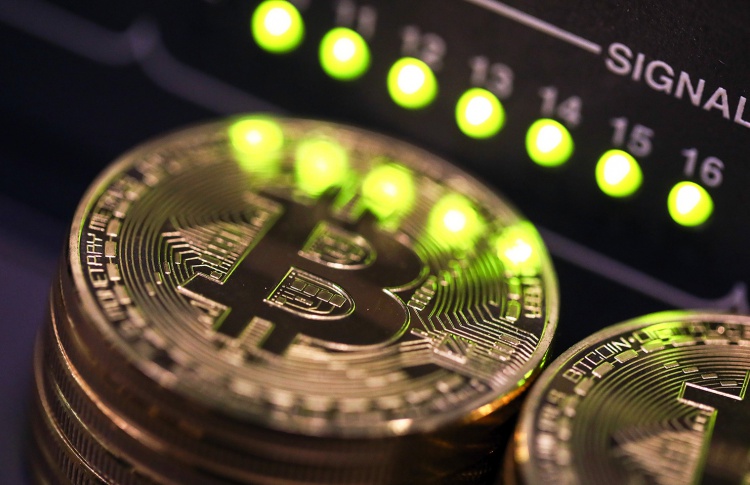 Курс биткоина впервые в истории превысил 10 тысяч долларов