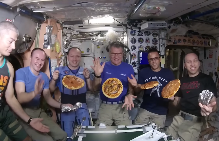 На МКС испекли первую космическую пиццу. Космонавтам понравилось!
