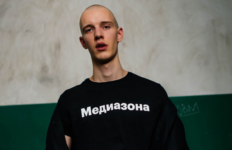 Ватник «Хуже не будет» и футболка с принтом Шило: «Медиазона» выпустила коллекцию одежды