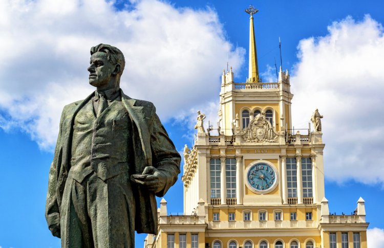 Триумфальная площадь и Театр Луны готовят подарки к юбилею Маяковского