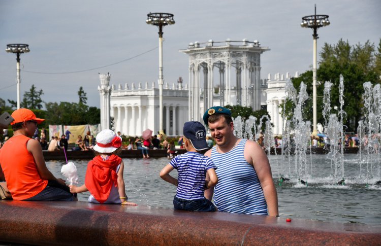 Погода в Москве благоприятствует купанию в фонтанах
