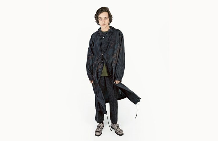 Уникальный плащ из проекта The Dries Van Noten Raincoats Project 2018 начнет продаваться в России 23 августа