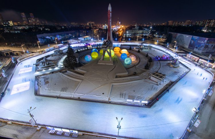 Новогодняя ночь на ВДНХ: шествие дедов морозов, моя Мишель и привет из космоса