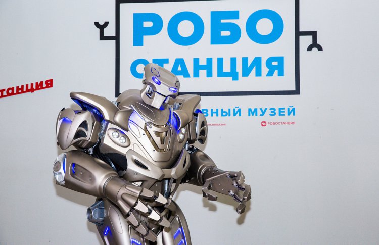 Женщин на ВДНХ поздравят роботы