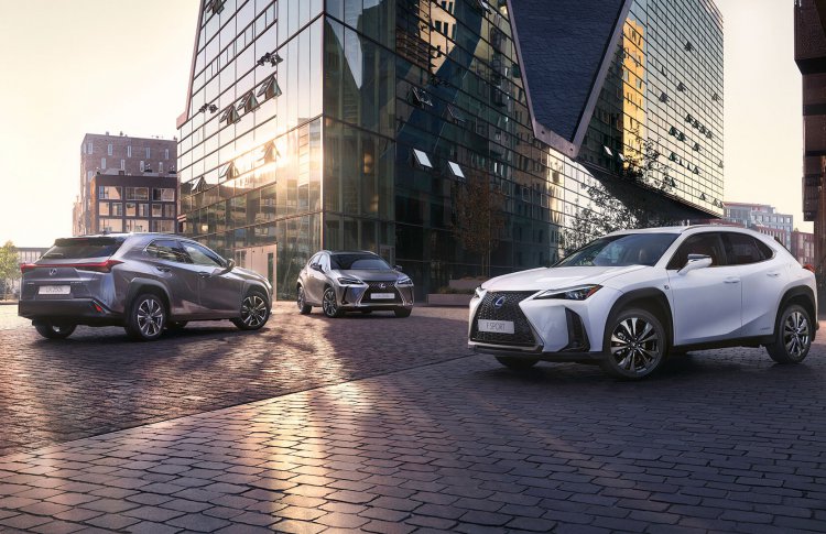 Lexus начинает продажи в России первого компактного кроссовера UX