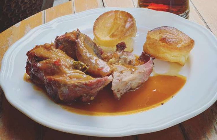 SUNDAY ROAST в пабе «Свинья и роза».