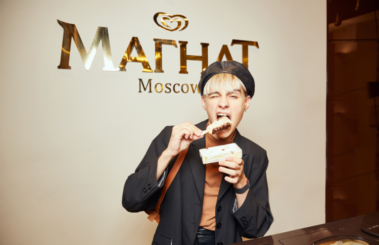 Настасья Самбурская и Мария Миногарова запустили флешмоб #ТвоиПравилаУдовольствия на заключительной вечеринке в Магнат баре