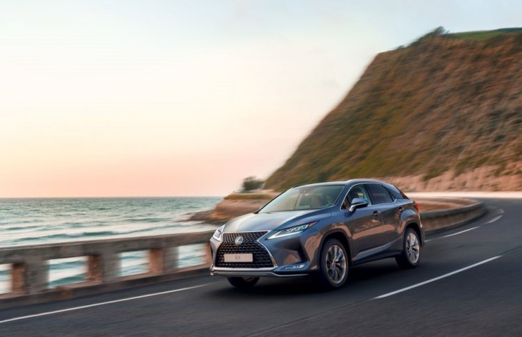 В России стартуют продажи обновленного премиального кроссовера Lexus RX