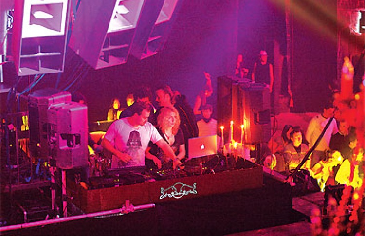 Zoom. Abelle Birthday Bash: DJs Livio & Roby (оба - Румыния), Abelle & Beekeeper