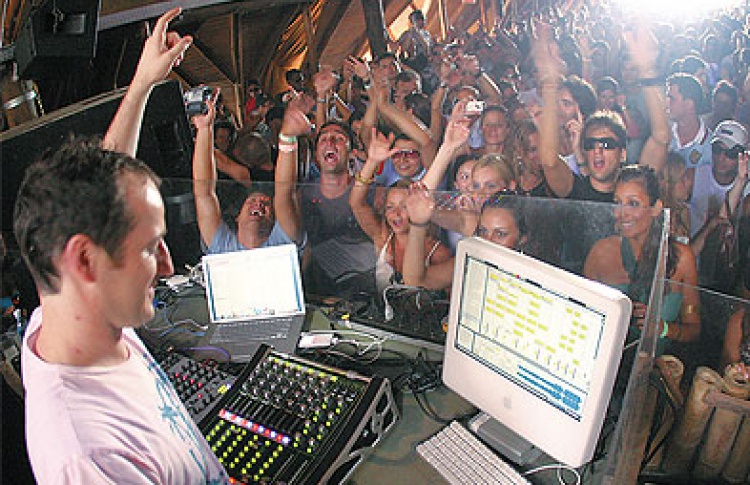 New Year: DJs Sasha, The Cosmonauts (все - Великобритания), Abelle & Beekeeper, Володя Трапезников