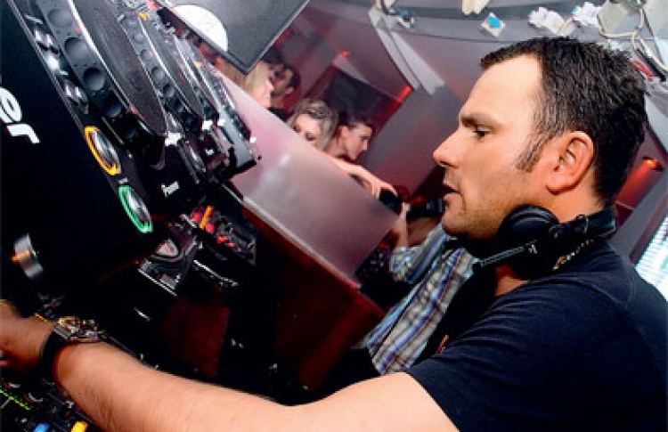 Toolroom Knights: DJs Марк Найт, Funkagenda (оба - Великобритания), Град