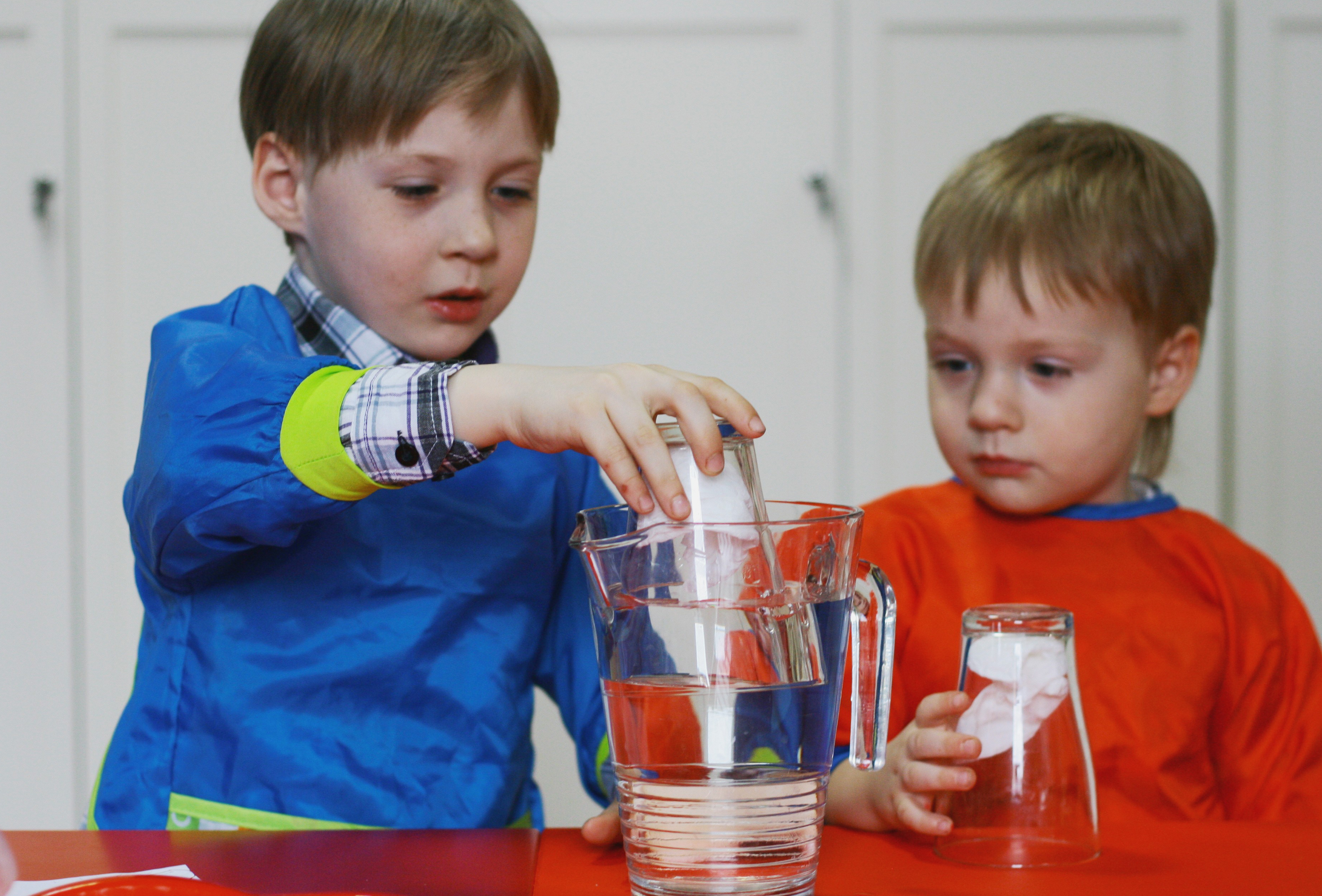 Ребенок показывает опыт. Эксперименты для детей. Дошкольники экспериментируют. Опыты для дошкольников. Детские химические опыты.