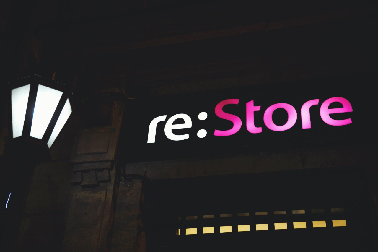 Re store 15 айфон. Ре стор. Re Store логотип. Re Store Москва. Вывеска re stor.