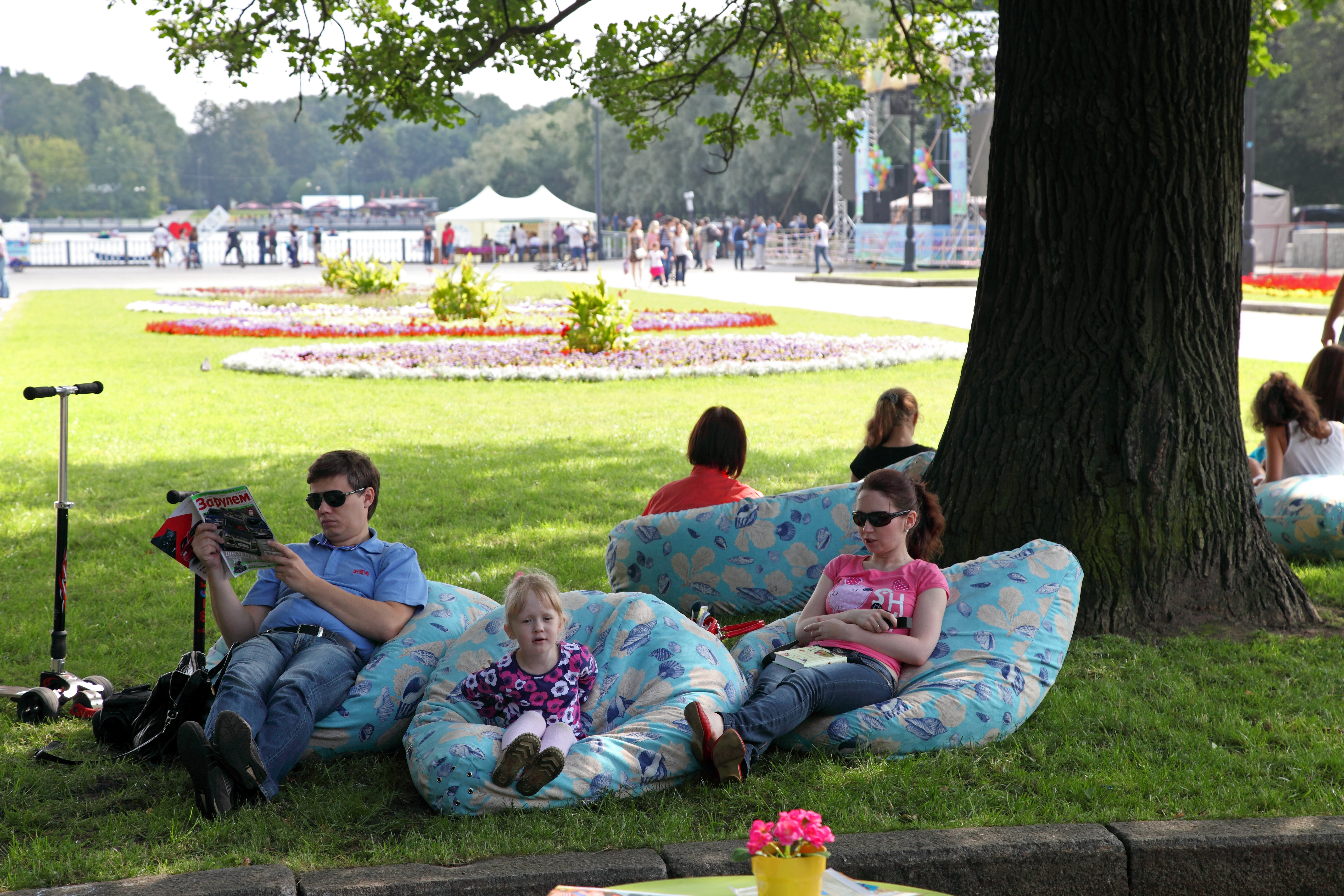 Сходить в выходные. Парк Горького Москва пикник. Царицыно пикник. Люди отдыхают в парке. Пикники в парках.