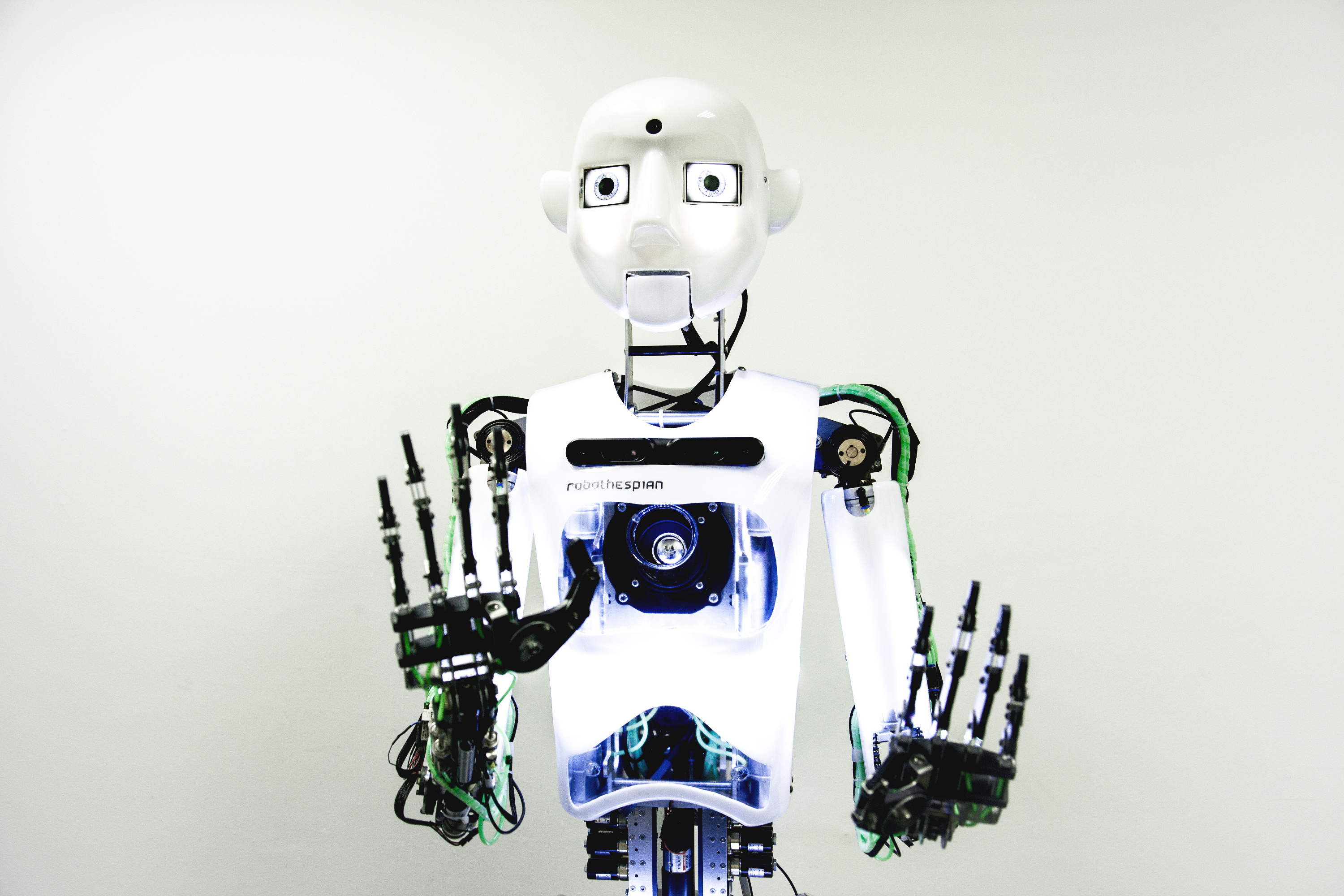 Робот выполняет любые. Павильон Робостанция на ВДНХ. Выставка роботов на ВДНХ.
