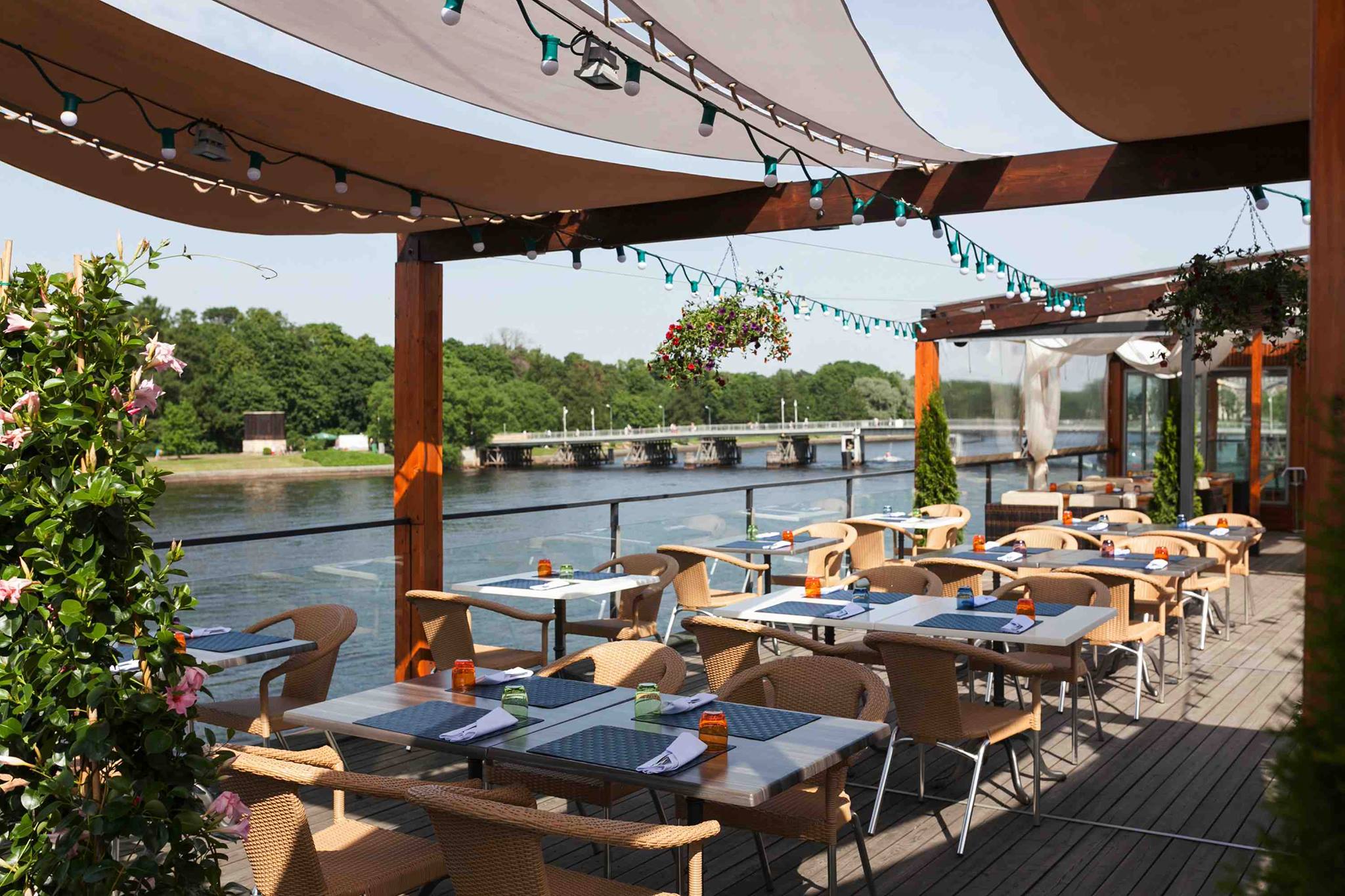 Паруса питер ресторан. Бары на крестовском острове. Бары на крестовском острове. Чайка кафе крестовский остров. Чайка ресторан спб крестовский.