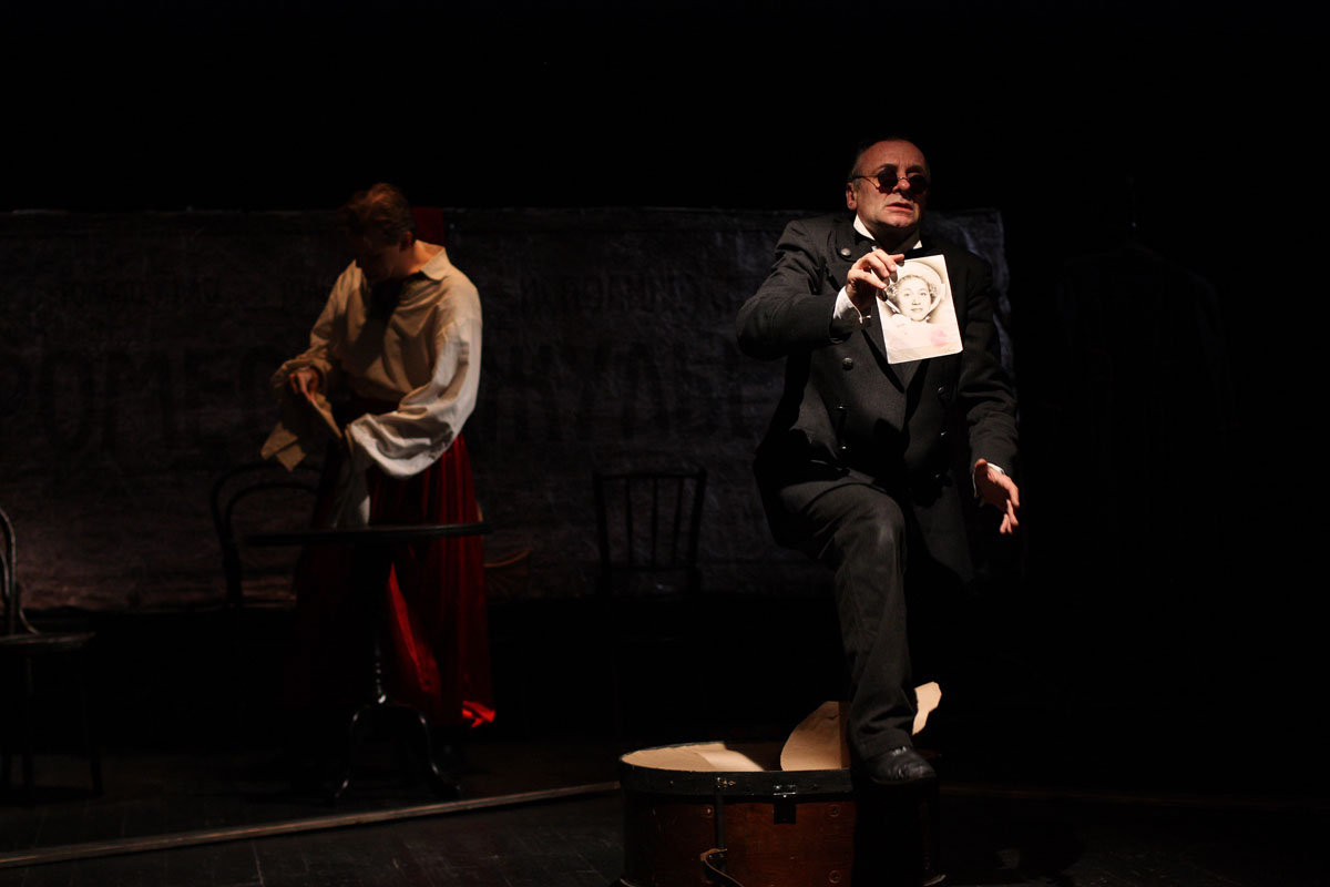 спектакль человек в футляре театр чехова. труппа театра таганрога. человек в футляре спектакль. человек в футляре театр. человек в футляре тюз им брянцева.